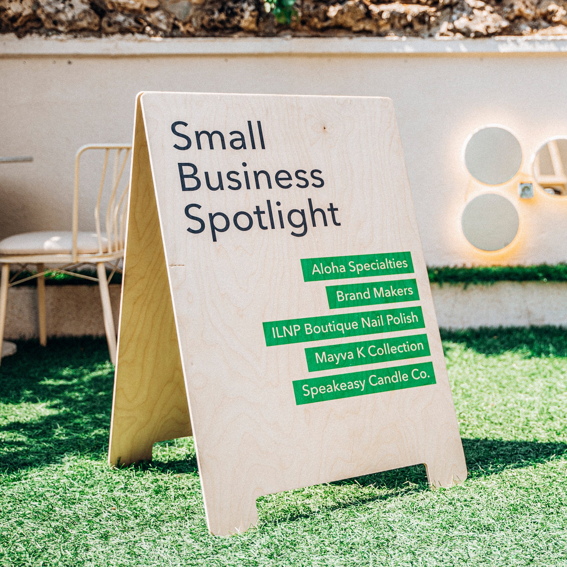 Dhora | Sidewalk Sign Mauda